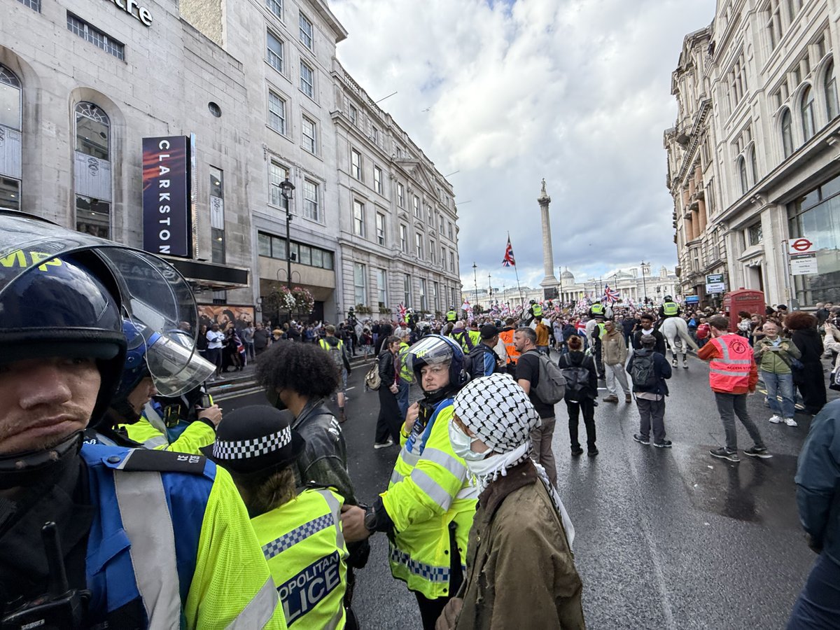 Today, racist thugs falsely taunted that a young Black protestor had a knife.

5 cops detained and searched the protestor as fascist thugs were throwing glass bottles and trying to attack protestors with little police response.

Cops respond to racist lies with racist policies.