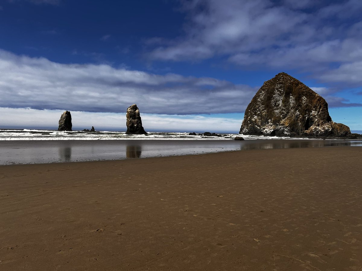 llcomiskey's tweet image. Cannon Beach, Oregon at Haystack Rock is lovely today. #CannonBeach #OregonCoast #HaystackRock