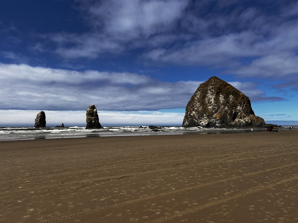 llcomiskey's tweet image. Cannon Beach, Oregon at Haystack Rock is lovely today. #CannonBeach #OregonCoast #HaystackRock