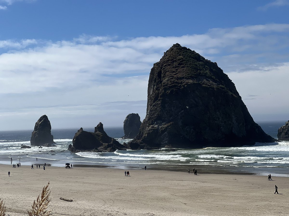 llcomiskey's tweet image. Cannon Beach, Oregon at Haystack Rock is lovely today. #CannonBeach #OregonCoast #HaystackRock