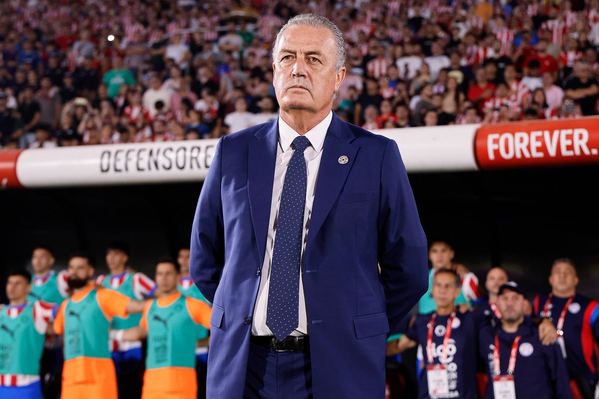 La emotiva carta de Gustavo Alfaro por la clasificación de Paraguay al Mundial:

"Fue un año de vértigo, de necesidades, de transformaciones y de búsquedas. También de asimilaciones silenciosas. El final del camino nos debía encontrar clasificados y se consiguió gracias a la