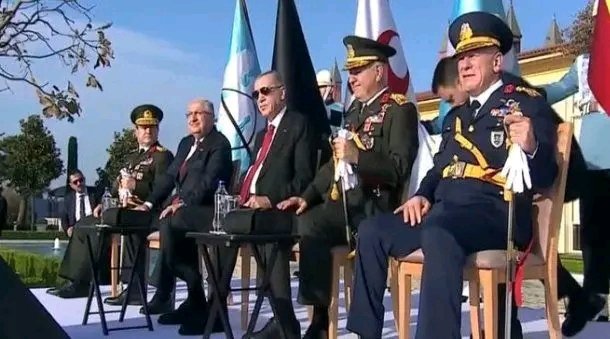 لو لم يكن الوضع بهذه الخطورة،
لما رُفعت الراية السوداء، 
ولما سُلّت السيوف،
ولما حُملت القفازات في راحة اليد.
من لم يُدرك في الوقت المناسب أن الدولة التركية ليست مزحة، 
سيُلطخ تلك السيوف بدمائه. لا تستهنوا بهم؛ 

فكما تُشير القفازات، الوقت قصير!
#غزه_تقاوم_وستنتصر_بأذن_الله