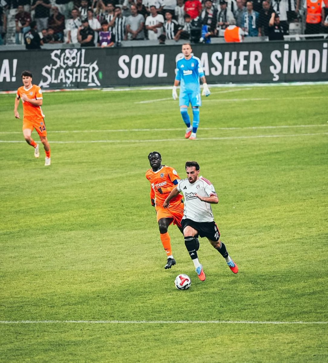 merttsoyluu's tweet photo. Futbolu bilenler, sahada topçu oğlu topçu olduğunu anlar, sadece skora endeksli futbol mu olur? Sahada şef gibi takımı ön bölgeye yıkıyor, Orkun Kökçü senciyiz.. https://t.co/nMTDZy1zf3