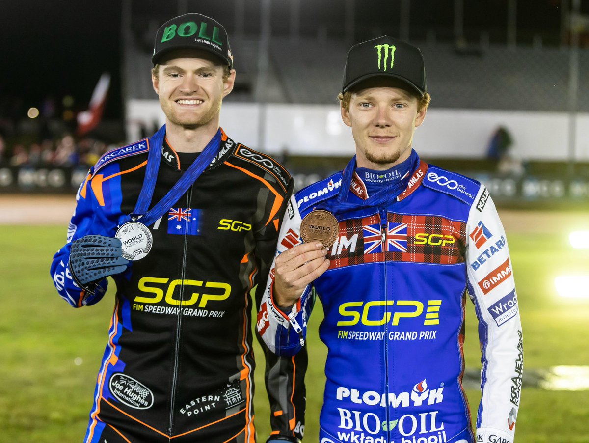 TheAces's tweet photo. 𝗠𝗮𝗿𝘃𝗲𝗹𝗹𝗼𝘂𝘀 𝗺𝗲𝗱𝗮𝗹𝗶𝘀𝘁𝘀! 🥈🥉 

What a sensational Grand Prix season for our top two Brady Kurtz and Dan Bewley finishing with silver and bronze in Vojens. 
Everyone at Belle Vue is super proud of your achievements. ����

📸 @taylanningpix 

#Manchester♣️ https://t.co/G2Mb9OdFYm