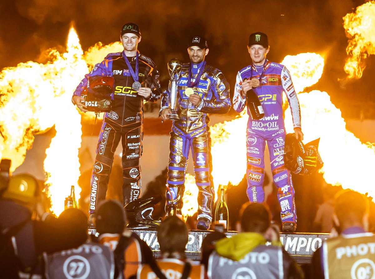 TheAces's tweet photo. 𝗠𝗮𝗿𝘃𝗲𝗹𝗹𝗼𝘂𝘀 𝗺𝗲𝗱𝗮𝗹𝗶𝘀𝘁𝘀! 🥈🥉 

What a sensational Grand Prix season for our top two Brady Kurtz and Dan Bewley finishing with silver and bronze in Vojens. 
Everyone at Belle Vue is super proud of your achievements. ����

📸 @taylanningpix 

#Manchester♣️ https://t.co/G2Mb9OdFYm