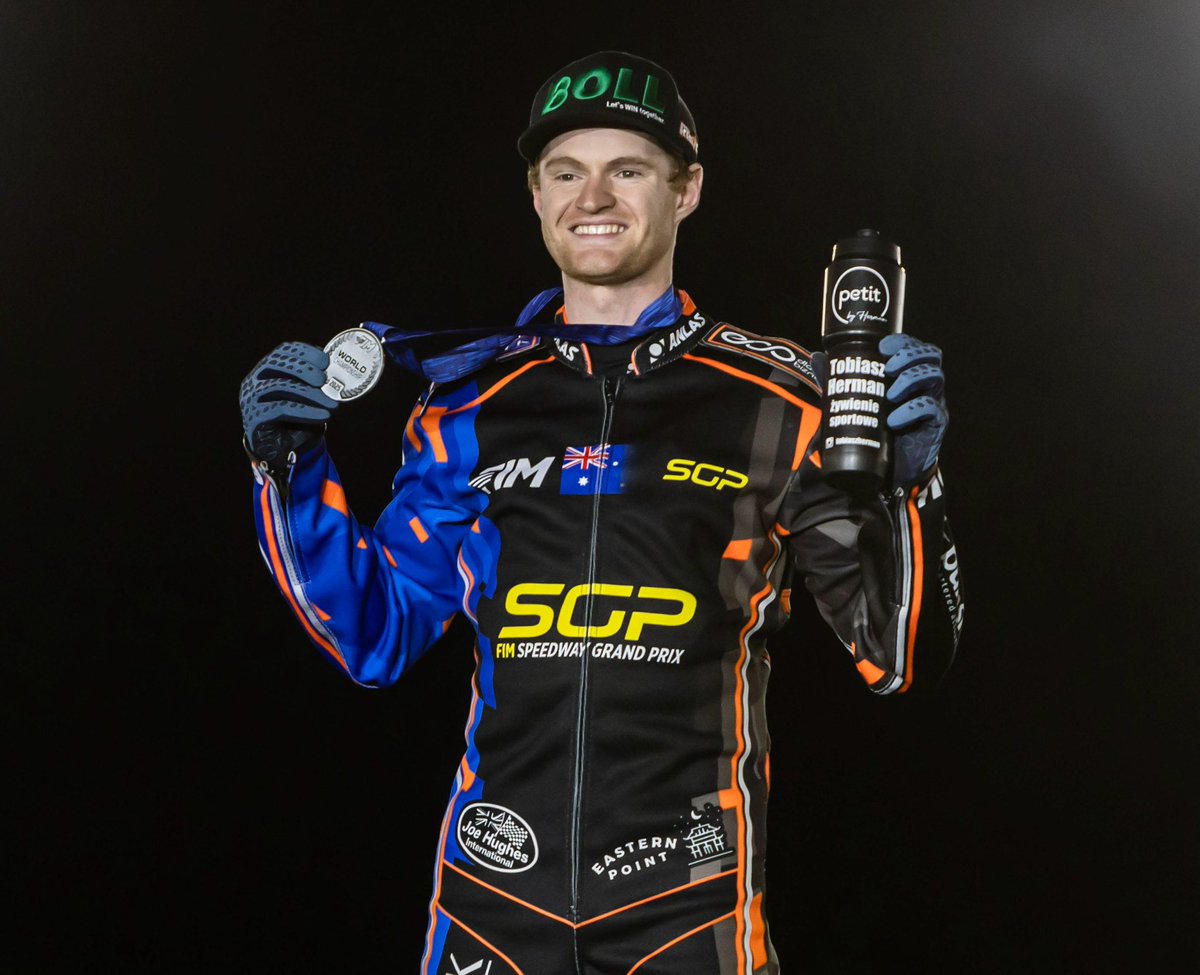 TheAces's tweet photo. 𝗠𝗮𝗿𝘃𝗲𝗹𝗹𝗼𝘂𝘀 𝗺𝗲𝗱𝗮𝗹𝗶𝘀𝘁𝘀! 🥈🥉 

What a sensational Grand Prix season for our top two Brady Kurtz and Dan Bewley finishing with silver and bronze in Vojens. 
Everyone at Belle Vue is super proud of your achievements. ����

📸 @taylanningpix 

#Manchester♣️ https://t.co/G2Mb9OdFYm