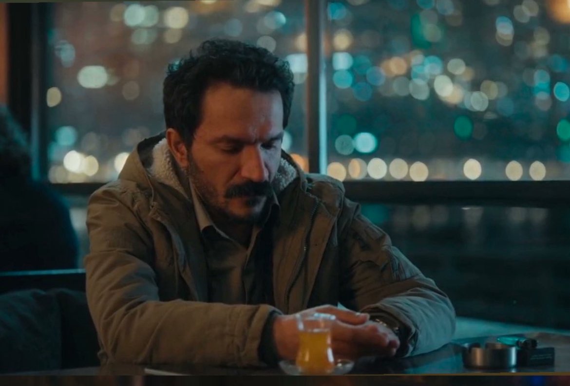 Yine kaldı oraletiyle ben senin gibi senaristin kundurasını….