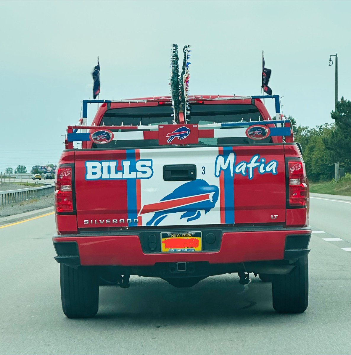 Okay I KNOW this person who owns this truck I just passed on the 290 has to be on here and I am absolutely dying to see a picture of it lit up at night. Please come forward 🥹🙏

GO BILLS