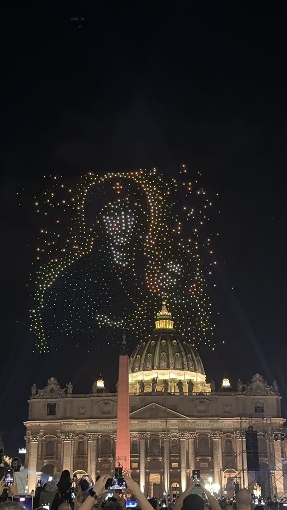 deusimpera's tweet image. Our Lady, at the Vatican.