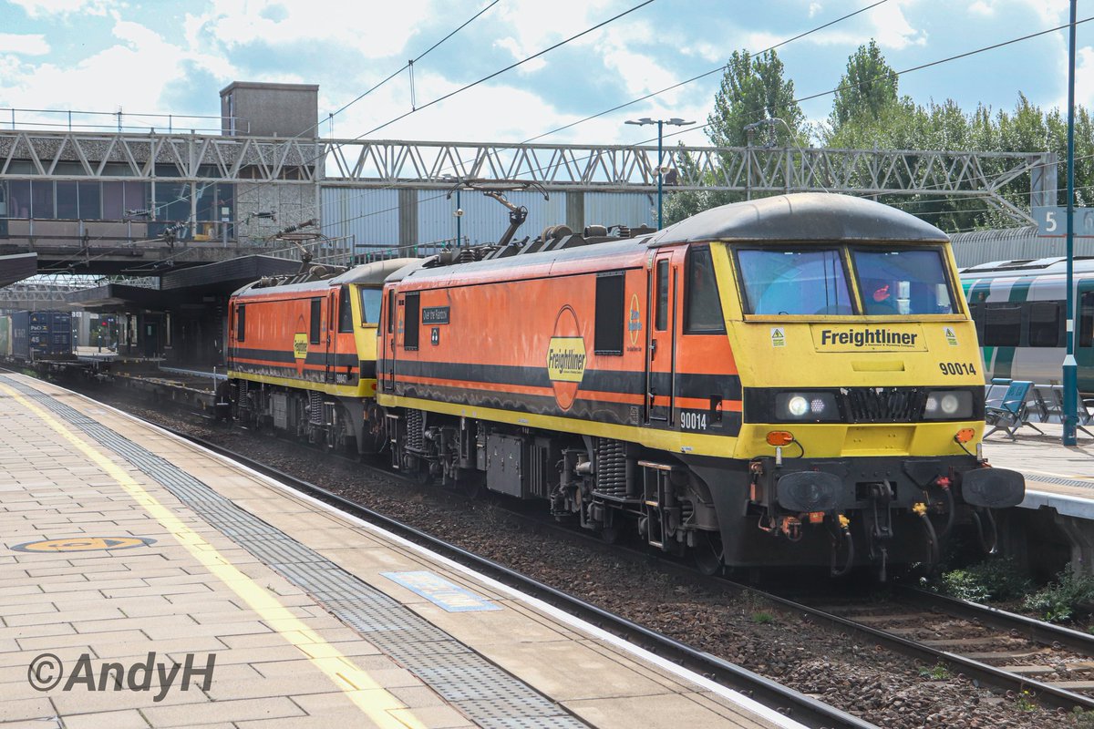 holtona72's tweet image. Great to see a pair of @RailFreight 90s on a liner today while myself &amp;amp; @kingy69beard were out photting on the #WCML. 90014 'Over the Rainbow' &amp;amp; 90047 heading through Stafford working 4S49 DIRFT to Grangemouth Freightliner Terminal. #Freightliner #Tango 13/9/25