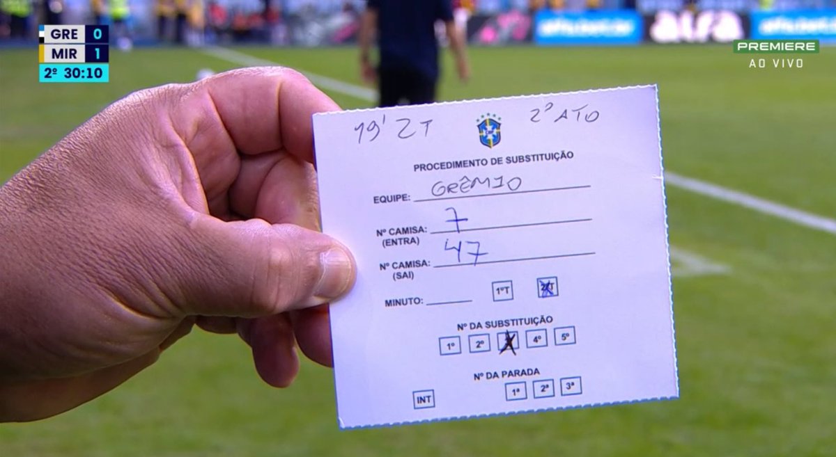 o Grêmio fez uma substituição errada e o Mano Menezes ficou puto

o quarto árbitro fez questão de ir na câmera do Premiere mostrar o papel da substituição

provando que o erro foi da própria COMISSÃO TÉCNICA do Grêmio

kkkkkkkkkkkk