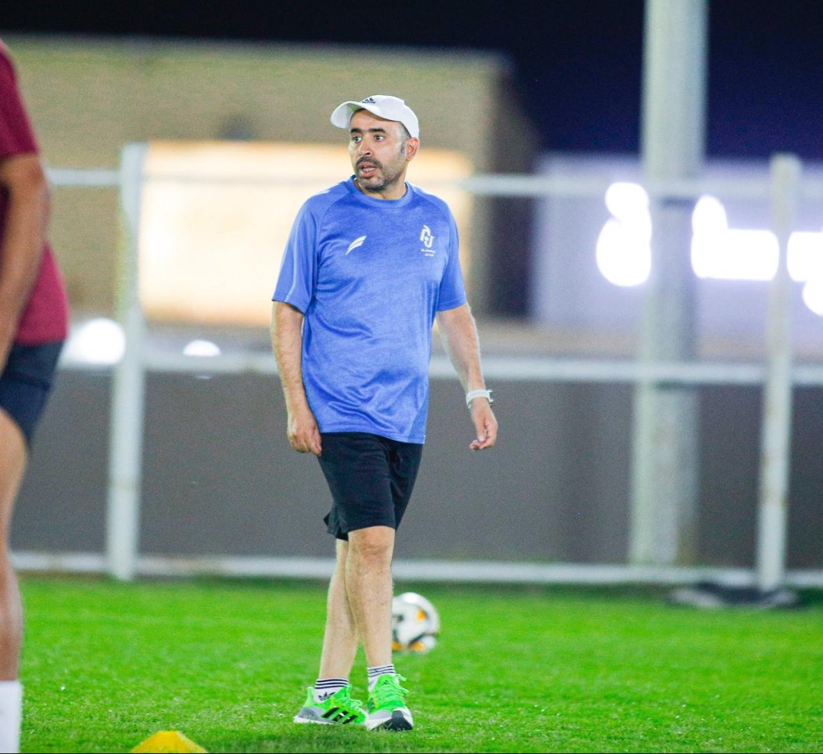 وقع نادي #الجندل عقداً مع المدرب الوطني سند العنزي للعمل كمساعد لمدرب الفريق الأول الصربي زروان ميليكوفيتش هذا الموسم في #دوري_يلو .
الكابتن سند بدأ خلال الفترة الماضية عمله وتواجد اليوم في دكة الفريق خلال مباراة #الجندل_الزلفي  والتي فاز بها الجندل 1/2.
موفق يا كابتن ..