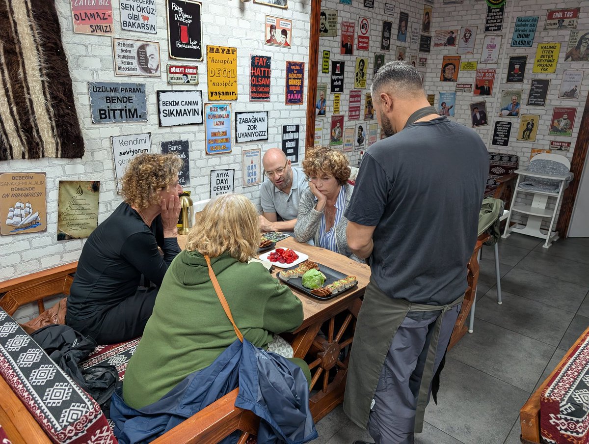 Vijf jaar na hun eerste iLocal World Food Tour keerde de familie terug.dit keer met 20 personen! In 2 groepen verdeeld  ontdekten ze culinaire parels in de #Schilderswijk. Alles wat deze wereld te bieden heeft op het gebied van eten is hier ook daadwerkelijk verkrijgbaar.