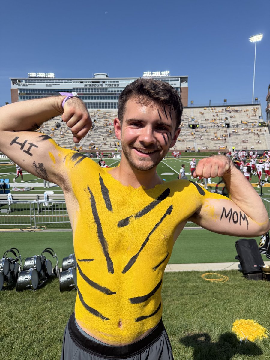 robyn_schelp's tweet image. Aww, I'll claim him! (How is this my straight-laced child @JacobSchelp?!) Go Tigers!