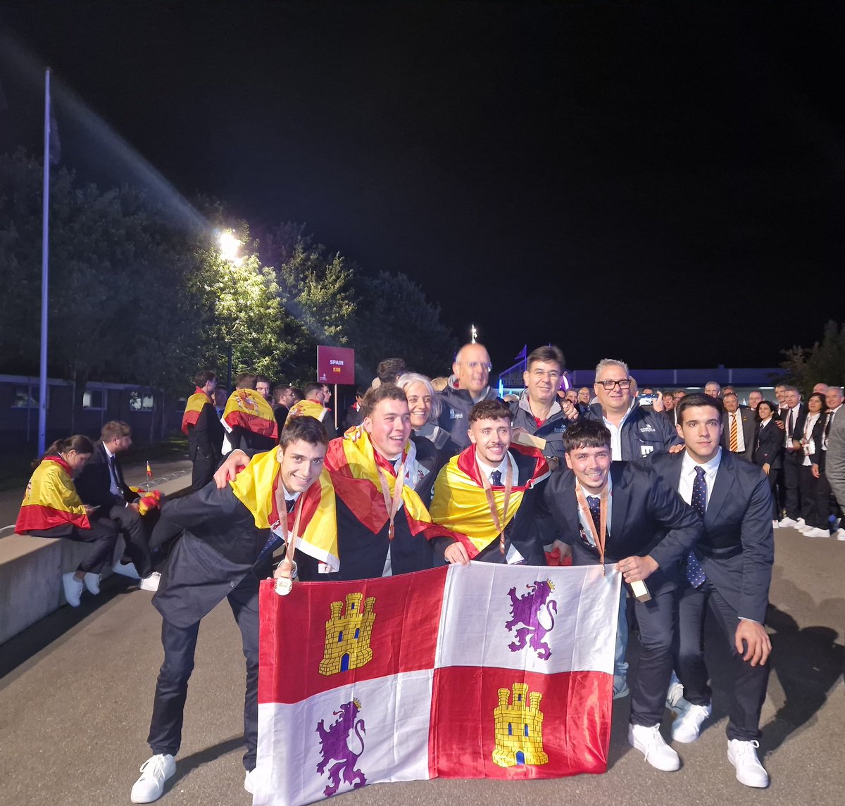 Desde #CastillayLeón celebramos con orgullo las 3 medallas de excelencia logradas por nuestro alumnado dentro del equipo nacional <a href="/Spainskills_fp/">Spainskills</a> en #EuroSkillsHerning2025 <a href="/educaciongob/">Ministerio de Educación, FP y Deportes</a> <a href="/educacyl/">Educación JCyL</a> 👏👏👏