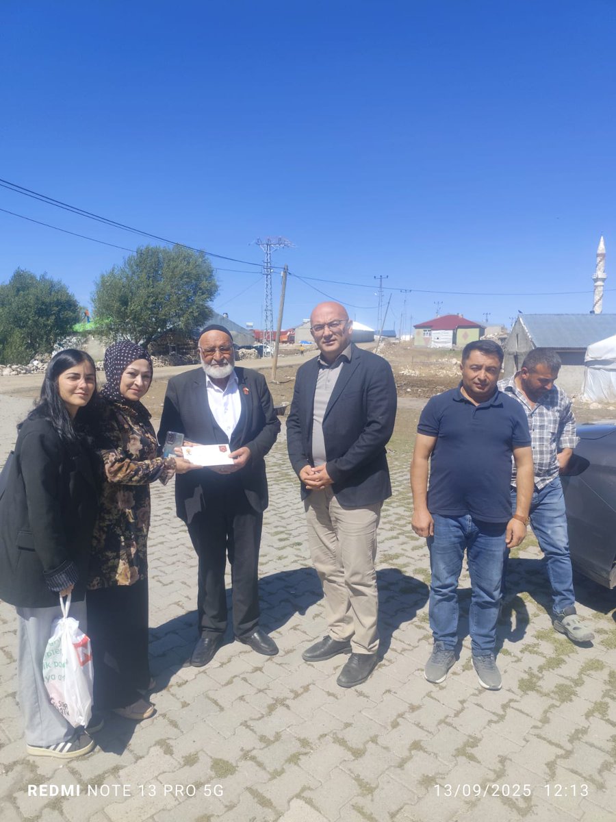 Adnan_Atalay25's tweet photo. Bügün Karayazı AK Parti İlçe Teşkilatı olarak, Şehit ve Gazi Ailelerimizi ziyaret ederek Sayın Cumhurbaşkanımız Recep Tayyip ERDOĞAN'ın 
  "Terörsüz Türkiye" hedefiyle ilgili Mektubunu ilettik
Bu vesileyle Şehitlerimizi rahmet ve minnetle anıyor; Gazilerimize şükranlarımızı sunuy https://t.co/JIBO6y1Afg