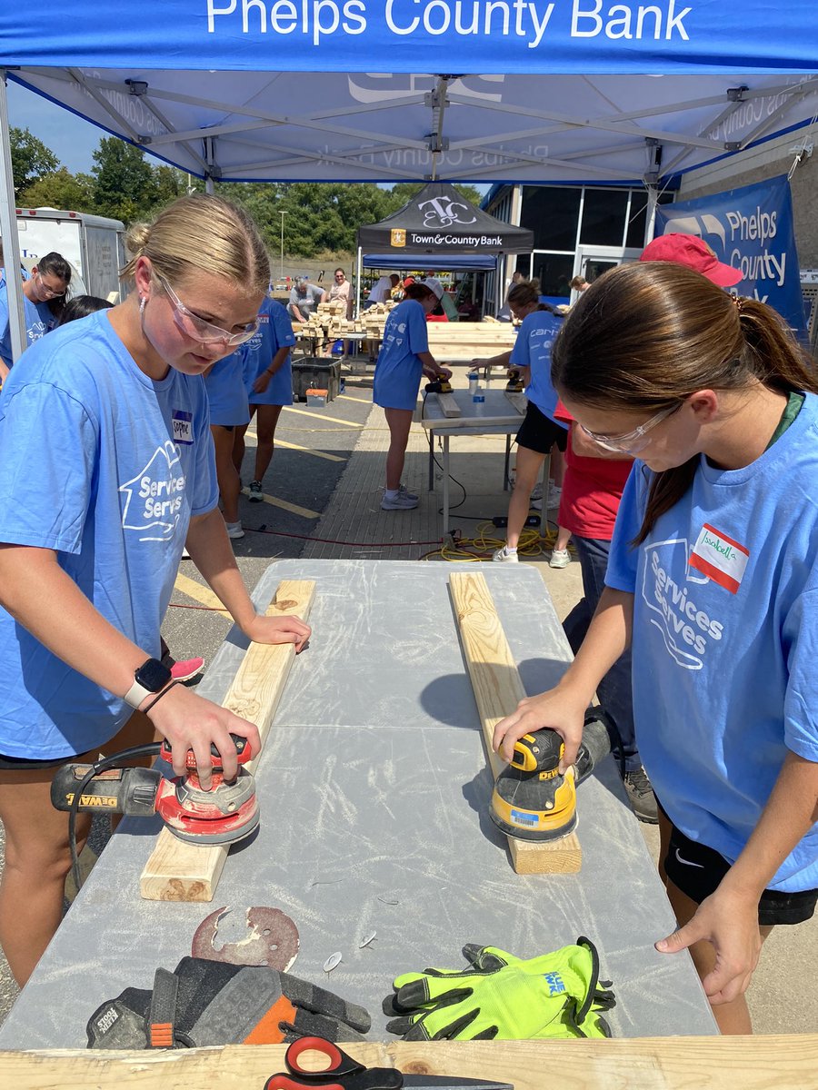 MINERS_WSOC's tweet image. After a tough loss yesterday , this afternoon we partnered with Sleep in Heavenly Peace to help build beds for kids who don’t have one. Every child deserves a place to dream, and we’re grateful to play a small part in making that happen🙏