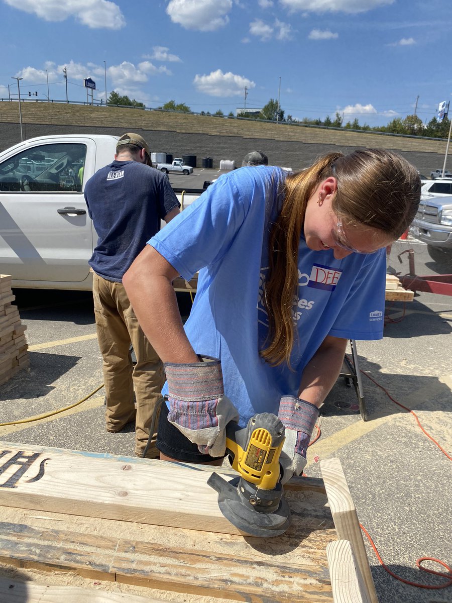 MINERS_WSOC's tweet image. After a tough loss yesterday , this afternoon we partnered with Sleep in Heavenly Peace to help build beds for kids who don’t have one. Every child deserves a place to dream, and we’re grateful to play a small part in making that happen🙏