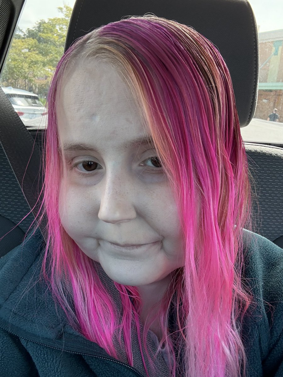 PixieStrmDesign's tweet image. Dyed my hair pink today!