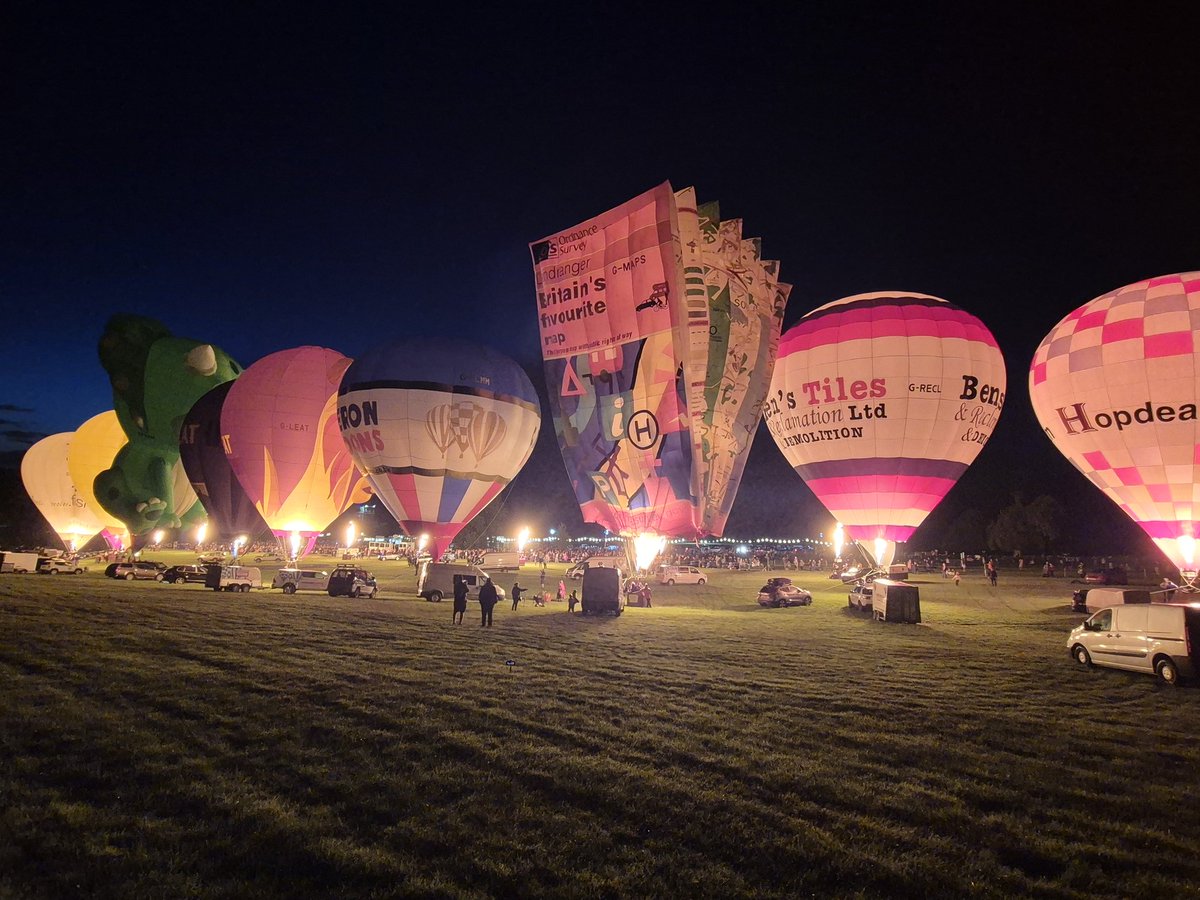 Tonight at Longleat Icons of the Sky we took part in the night glow with Ordnance Survey Maps shape. 🎈