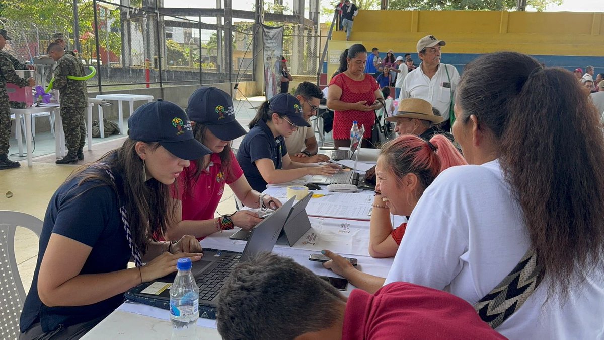 URestitucion's tweet photo. #ConDignidadCumplimos 

En Leticia, #Amazonas, se desarrolló la versión XX de la feria de atención: 'Nos juntamos para trabajar por tus derechos', liderada por la #URT Bogotá en cabeza de la directora territorial @MarthaLiArevalo.

Entidades del #SNARIV se hicieron presentes con su oferta institucional, el balance: + de 200 personas atendidas, 10 nuevas solicitudes de restitución recibidas.

Con esta apuesta la #URT Bogotá llegó a 8 departamentos y 20 municipios, jurisdicción de la territorial