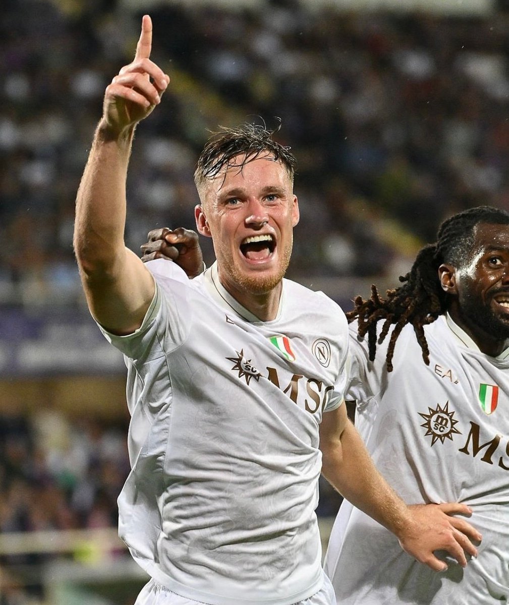 ⚽️ 🔥 Gol all'esordio per #Beukema, che segna il terzo gol in #FiorentinaNapoli 1-3, garantendo la vittoria agli azzurri.