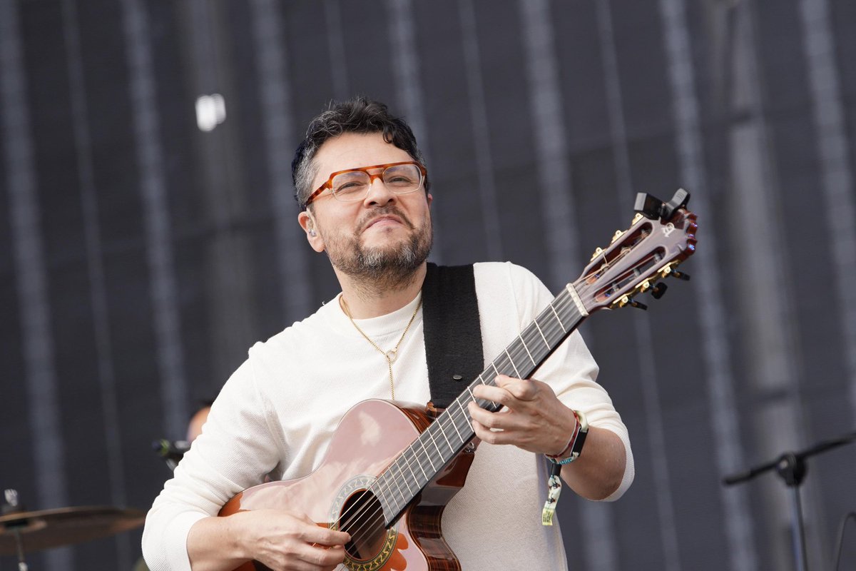 ¡Viva Pasto carajo! <a href="/luciofeuillet/">Lucio Feuillet</a> el hijo del Galeras 🌋 abre el @cordillerafestival con sonidos andinos y con el rugido del Sur ❤️‍🔥

A ritmo de zapateo, los asistentes del Festival celebran los sonidos de Nariño 🔥

Mantente conectado a los 99.1 FM de Radiónica en Bogotá y a