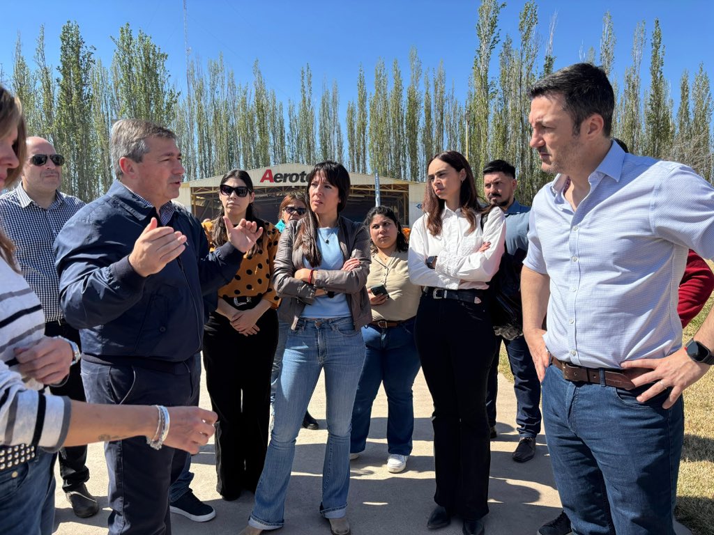 📍En #Rivadavia, nuestros candidatos <a href="/luispetri/">Luis Petri</a> y <a href="/PameVerasay/">Pamela Verasay</a> visitaron empresas y proyectos que son el corazón de nuestra economía.

Desde la tradición de la industria de conservas de Amancay hasta la tecnología de Aerotec, se confirma que el futuro es con trabajo e inversión.