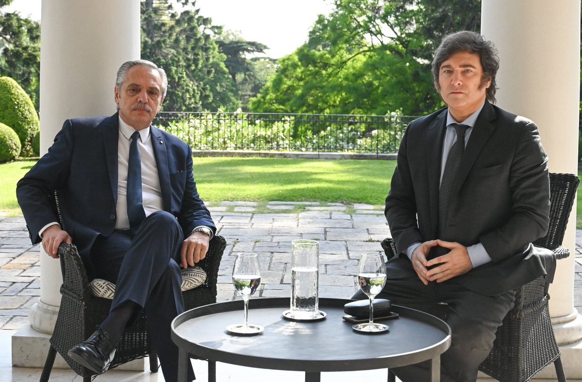 progresismo y liberalismo

dos títeres de la misma persona, dos globalizadores, dos antipatria

uno te mata a impuestos y te endeuda, otro libera todo y te endeuda 

mismos objetivos: destruir el aparato productivo de la argentina, entregar el país y tener dependencia extranjera