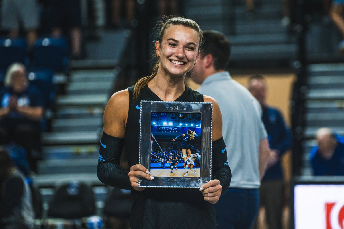 Before today's match, Ava Martin was honored for reaching 1,000 career kills!

#GoJays