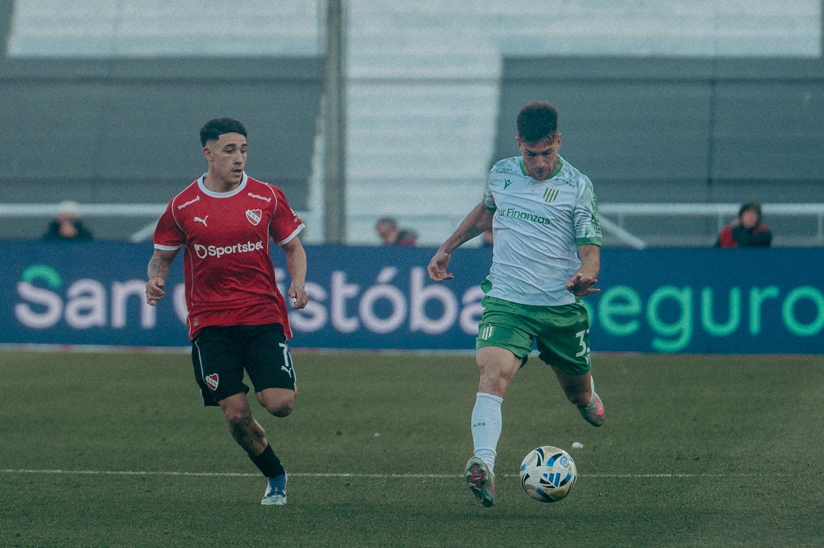 25’ ST | El Taladro juega con la desesperación del Rojo en esta segunda parte.
Los de Vaccari, a puro centro, se encontraron, hasta el momento, con una defensa sólida, se acoplaron bien Vittor y Meriano

0-1 | #Independiente 🔴⚪ 🆚 #Banfield 🇳🇬