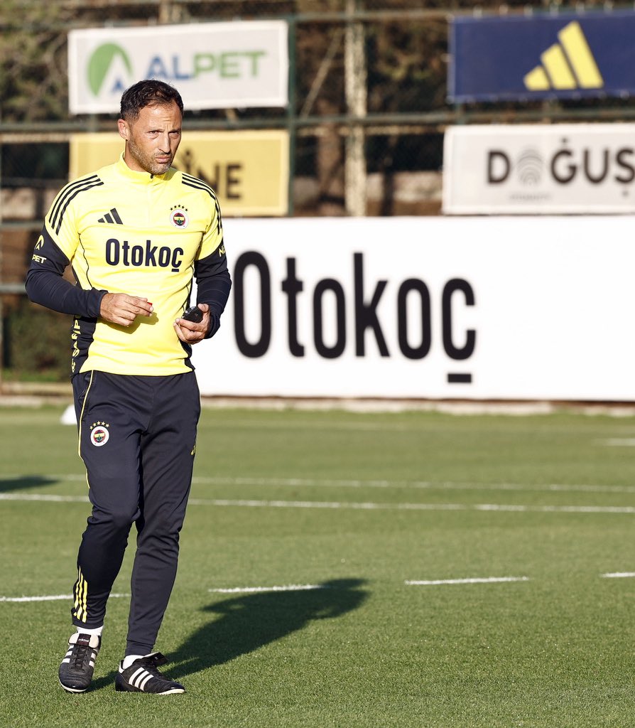 fenermanorg's tweet photo. Domenico Tedesco aldığı üst düzey eğitimlerle Avrupa’da genç nesil hocalar arasında ilk 5’e yazılacak bir değer. Ama Türkiye’de hâlâ futbol cahilleri, böyle bir hocanın futbol bilgisine laf edecek kadar geri zekâlı. #Fenerbahçe https://t.co/cKgtLDhfGD