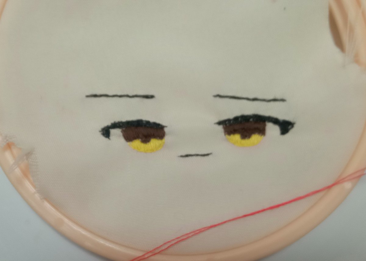 進捗〜〜
あとは口と頬と目のハイライトで刺繍終わり！！