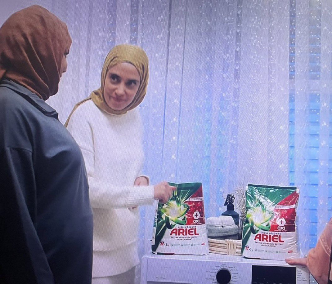 Kızılcık Şerbeti, topluma açıkça operasyon çekiyor! Gazze’de soykırım sürerken dizideki sözde ‘türbanlı’ karakterlere özellikle İsrail malı Ariel kullandırıldı. Bu bir tesadüf değil; düpedüz kasıtlı bir İsrail propagandasıydı! #KızılcıkŞerbeti