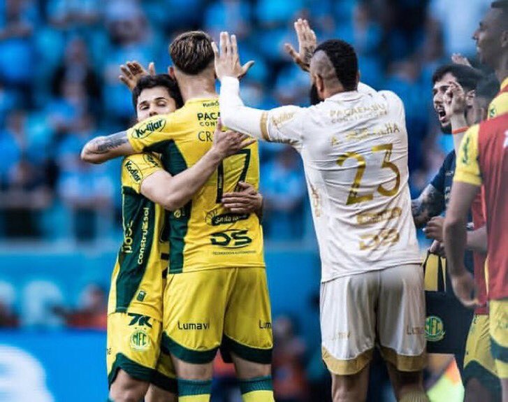 Que LOCURA lo de Mirassol (al que muchos no querían en Serie A).

Tras ganar a Gremio con gol de Alesson se coloca, provisionalmente, en cuarta posición con 21J disputadas.

En las últimas 10J solo perdió vs Flamengo en Maracaná.

CHAPEAU.