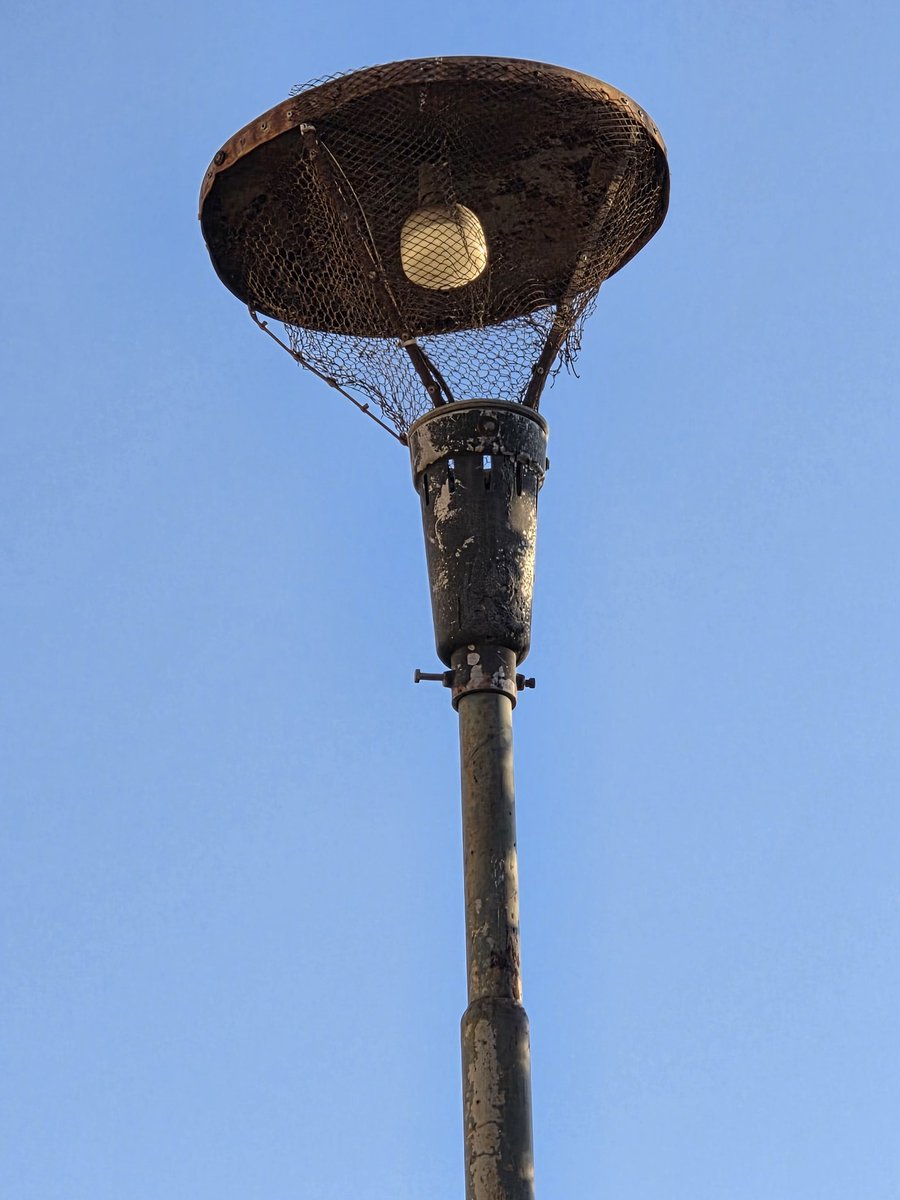 Meses pidiendo que arreglen este farol en Ejército Argentino detrás del colegio Etchegoyen. Asaltan, golpean y nada de seguridad. <a href="/MuniCba/">Municipalidad de Córdoba</a> <a href="/gobdecordoba/">Gobierno de Córdoba</a>