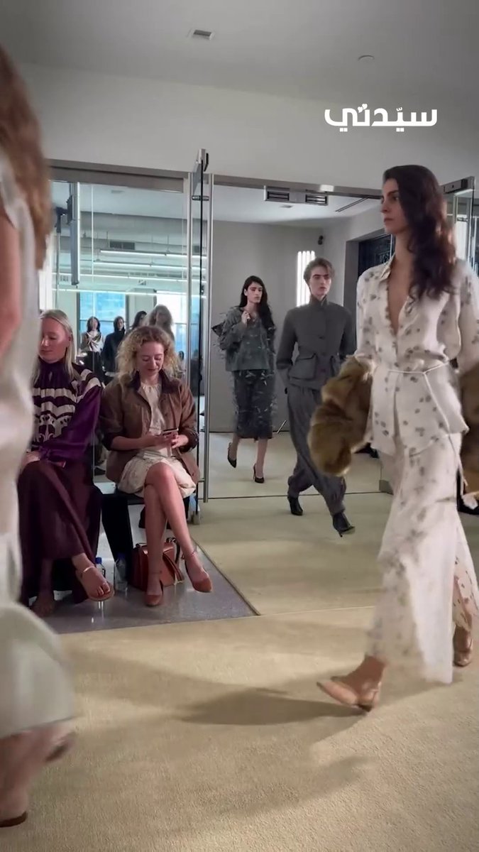 تميزت مجموعة Altuzarra التي عُرضت ضمن أسبوع الموضة في نيويورك لربيع وصيف 2026 بتصاميم تمزج بين الأناقة الكلاسيكية واللمسات المعاصرة، حيث ظهرت القصّات الحادة والفساتين الانسيابية بطابع أنثوي راقٍ، وتنوعت النقشات الجريئة التي أضفت حيوية على الإطلالات.. لفتت المعاطف المصنوعة من الكشمير المبطن الأنظار بتفاصيلها المستوحاة من الأربعينيات، من أكتاف بارزة وأكمام واسعة، بينما أضافت البلوزات المزينة بطبقات من الزهور طابعًا رومانسيًا حالماً. واختُتمت المجموعة بإطلالة فريدة مستوحاة من طوق الهولا هوب، عكست روحًا مرحة ولمسة من الطفولة أسبوع الموضة في نيويورك nyfw تميزت مجموعة Altuzarra التي عُرضت ضمن أسبوع الموضة في نيويورك لربيع وصيف 2026 بتصاميم تمزج بين الأناقة الكلاسيكية واللمسات المعاصرة، حيث ظهرت القصّات الحادة والفساتين الانسيابية بطابع أنثوي راقٍ، وتنوعت النقشات الجريئة التي أضفت حيوية على الإطلالات.. لفتت المعاطف المصنوعة من الكشمير المبطن الأنظار بتفاصيلها المستوحاة من الأربعينيات، من أكتاف بارزة وأكمام واسعة، بينما أضافت البلوزات المزينة بطبقات من الزهور طابعًا رومانسيًا حالماً. واختُتمت المجموعة بإطلالة فريدة مستوحاة من طوق الهولا هوب، عكست روحًا مرحة ولمسة من الطفولة أسبوع الموضة في نيويورك nyfw