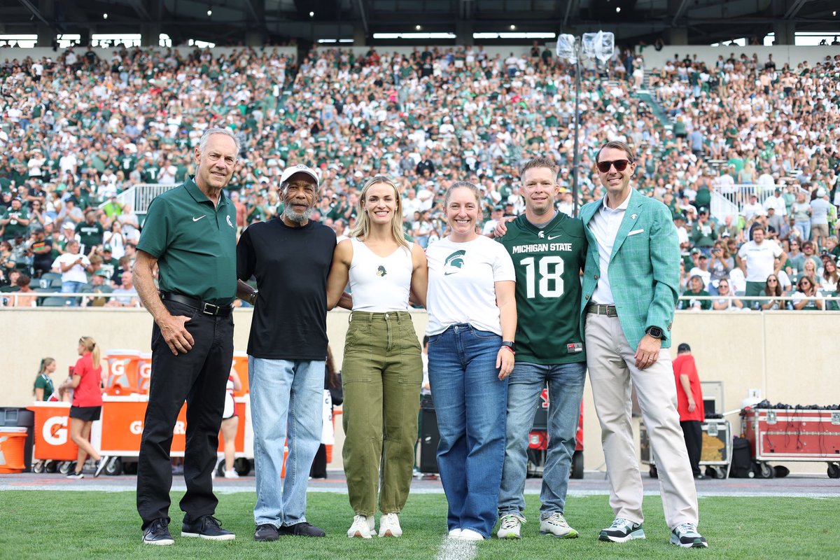 MSU_Athletics's tweet image. Honoring our Hall of Famers at halftime 👏