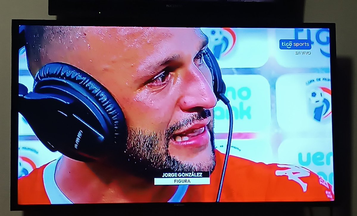 Estos jugadores, con lágrimas en los ojos, la pelean por su hija, por su madre, por su público, eso hace la diferencia. 
Los nuestros mañana con sus miles de dólares asegurados a fin de mes: asado, cerveza y putas en sus autos lujosos, qué les va a calentar el público?