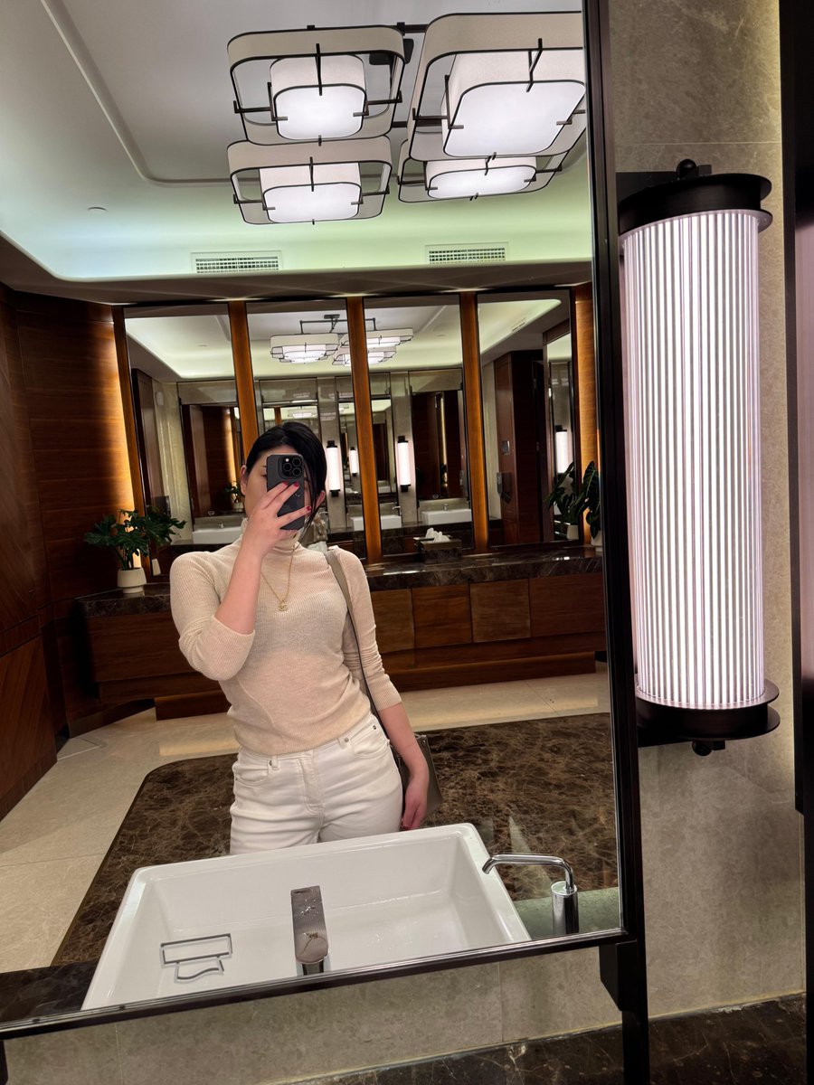 From chill vibes to full-on glam in just a few hours. 💃 Who knew casual could turn into fabulous so fast? Loving this transformation energy.💪