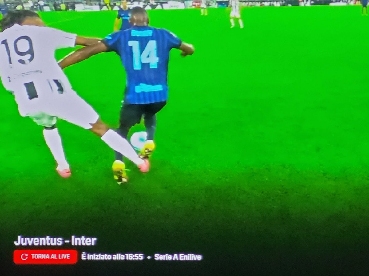 zonainteristi_'s tweet image. 🚨 Sedang ramai! Momen Kephren Thuram terlihat menendang dan tangannya mengenai wajah Bonny.

Hmm.. jadi kalau begitu gak pelanggaran ya? Ok! 🤔