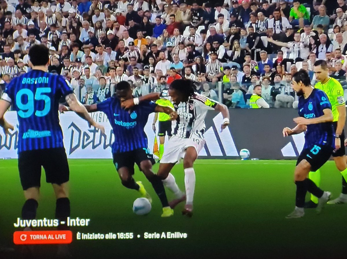 zonainteristi_'s tweet image. 🚨 Sedang ramai! Momen Kephren Thuram terlihat menendang dan tangannya mengenai wajah Bonny.

Hmm.. jadi kalau begitu gak pelanggaran ya? Ok! 🤔