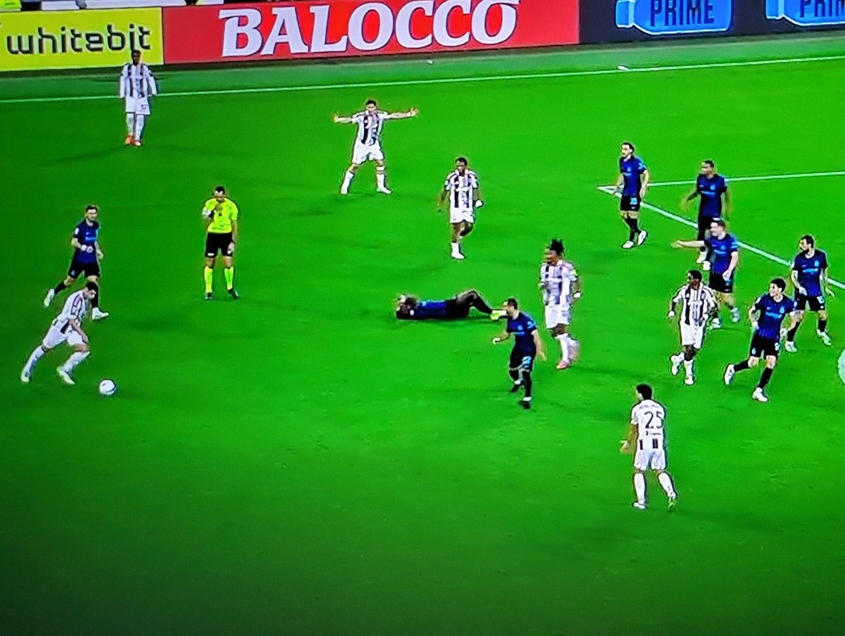 zonainteristi_'s tweet image. 🚨 Sedang ramai! Momen Kephren Thuram terlihat menendang dan tangannya mengenai wajah Bonny.

Hmm.. jadi kalau begitu gak pelanggaran ya? Ok! 🤔