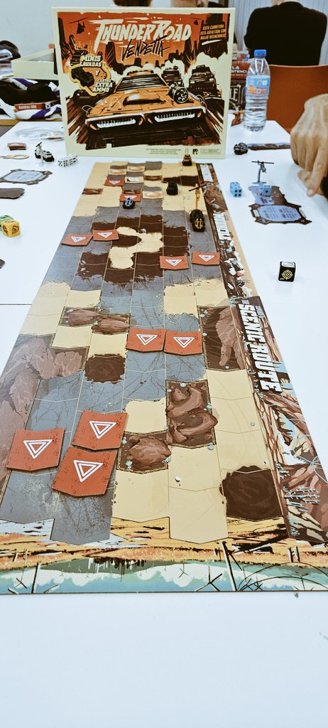 Abraza el caos, la destrucción y las risas en las carreras de  #ThunderRoadVendetta. El juego base ofrece de 2 a 4 jugadores  partidas que rondan la hora llenas de diversión. La expansión del fuego lo deja redondo. Lo publica <a href="/Bumble3ee_Int/">Bumble3ee Interactive</a> y es uno de los bombazos del año 💥💥💥