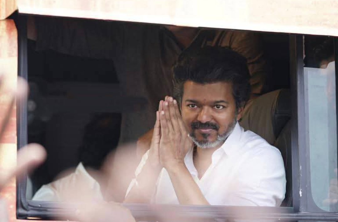 'அரியலூர் அனிதாவை மறந்த விஜய்?'
விஜய்யின் பஸ்ஸை முந்தும் எடப்பாடி பஸ்! 

அரசியல் தலைவர்கள் அனைத்து பிரச்னைகள் குறித்து பேச வேண்டும்தான். ஆனால் குறிப்பிட்ட பகுதிக்கு செல்லும்போது சென்ட்டிமென்ட்டான மற்றும் வாழ்வாதார விஷயங்களை அவசியம் தொட்டிருக்க வேண்டும். அதில் கொஞ்சம்