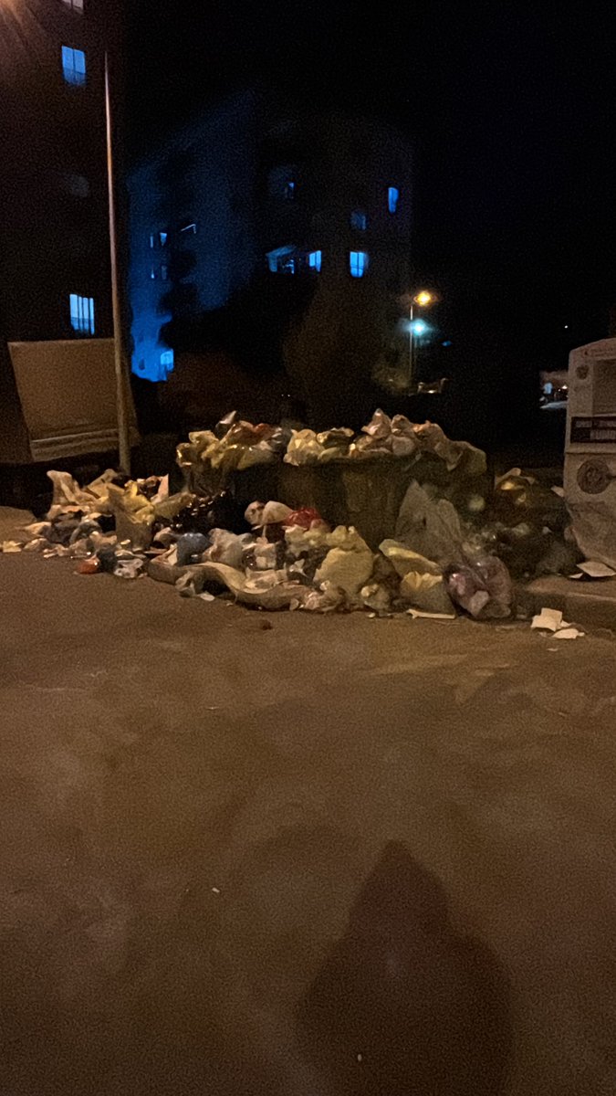 floweeeer9292's tweet photo. Buca rezalet içinde. Bulaşıcı hastalık tehlikesiyle karşı karşıyayız resmen. Bütün sokaklar böyle rezil durumda. Hindistan’dan beter olduk. Lütfen bir çözüm bulun. Bütün çöp suları yollara akıyor. Leş gibi kokuyor. @BucaBld https://t.co/C0LEzxM0it