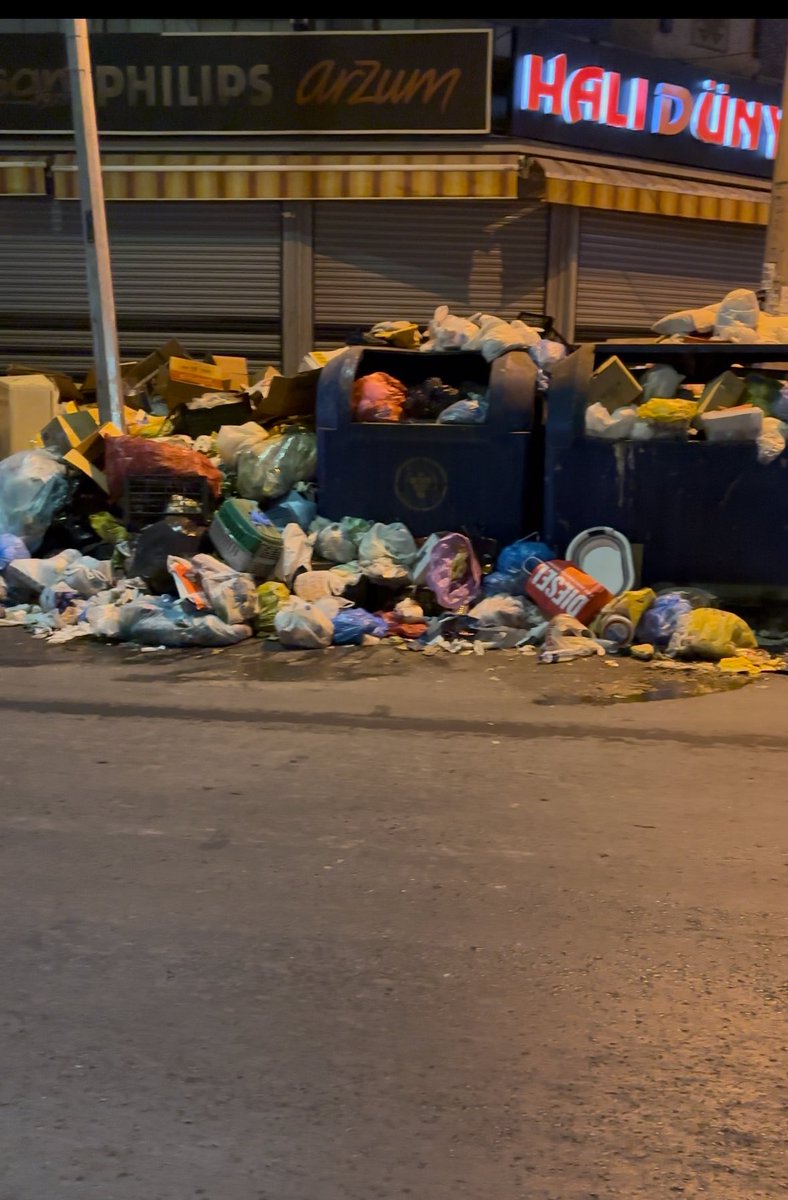 floweeeer9292's tweet photo. Buca rezalet içinde. Bulaşıcı hastalık tehlikesiyle karşı karşıyayız resmen. Bütün sokaklar böyle rezil durumda. Hindistan’dan beter olduk. Lütfen bir çözüm bulun. Bütün çöp suları yollara akıyor. Leş gibi kokuyor. @BucaBld https://t.co/C0LEzxM0it