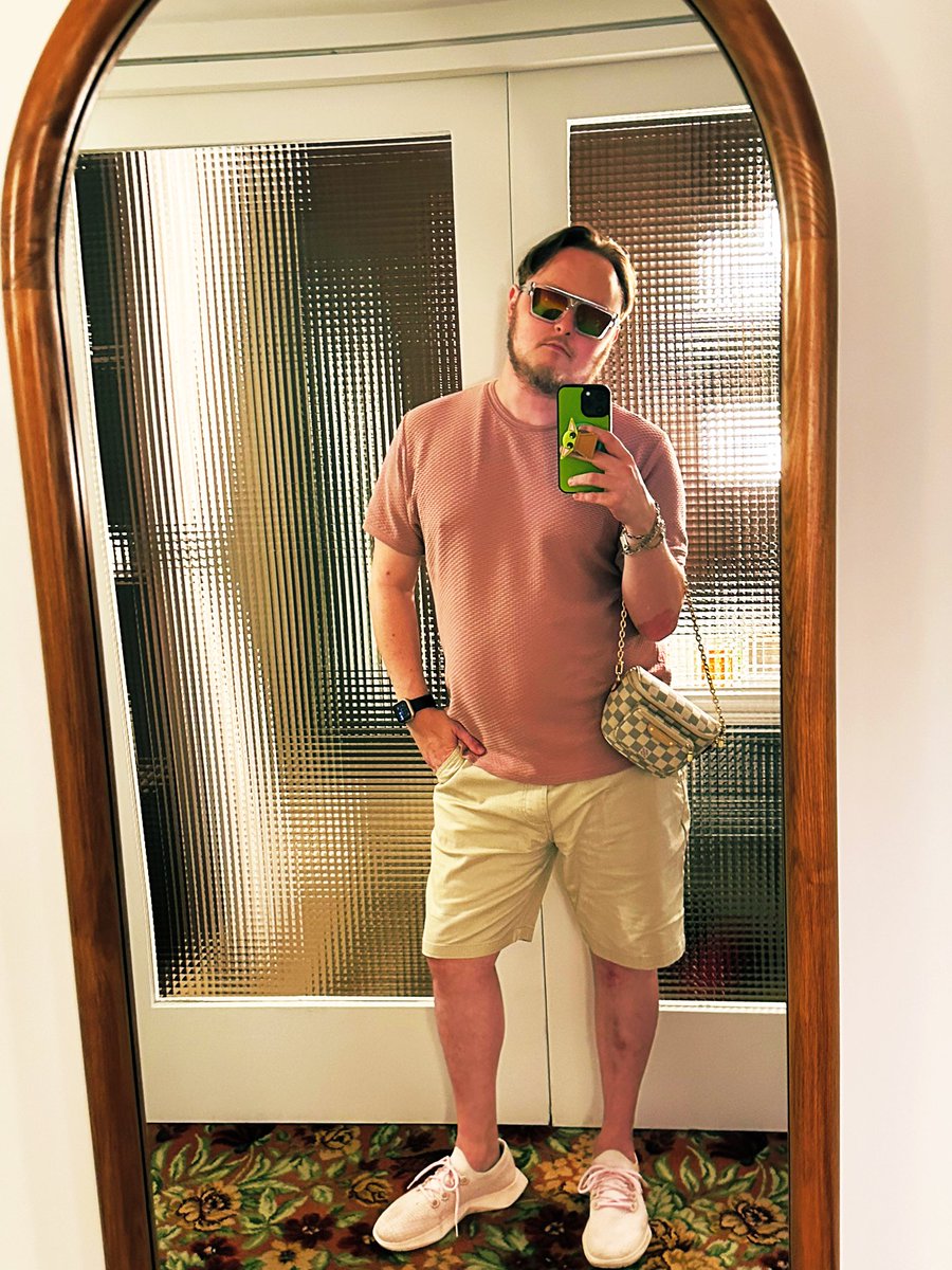 Mistertom's tweet photo. Today’s #Lewk for the baby shower ! Probably shoulda worn blue since they’re havin a boy ! Hah https://t.co/4CsB2Yk63N