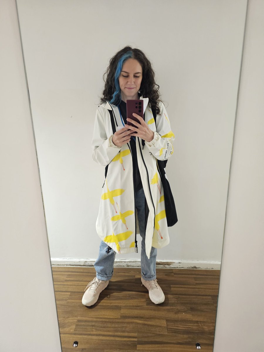 підійшла британка в Лондоні і спитала де купить такий гарний плащ
я відправила її на сайт нової пошти
культурна експансія 🤌