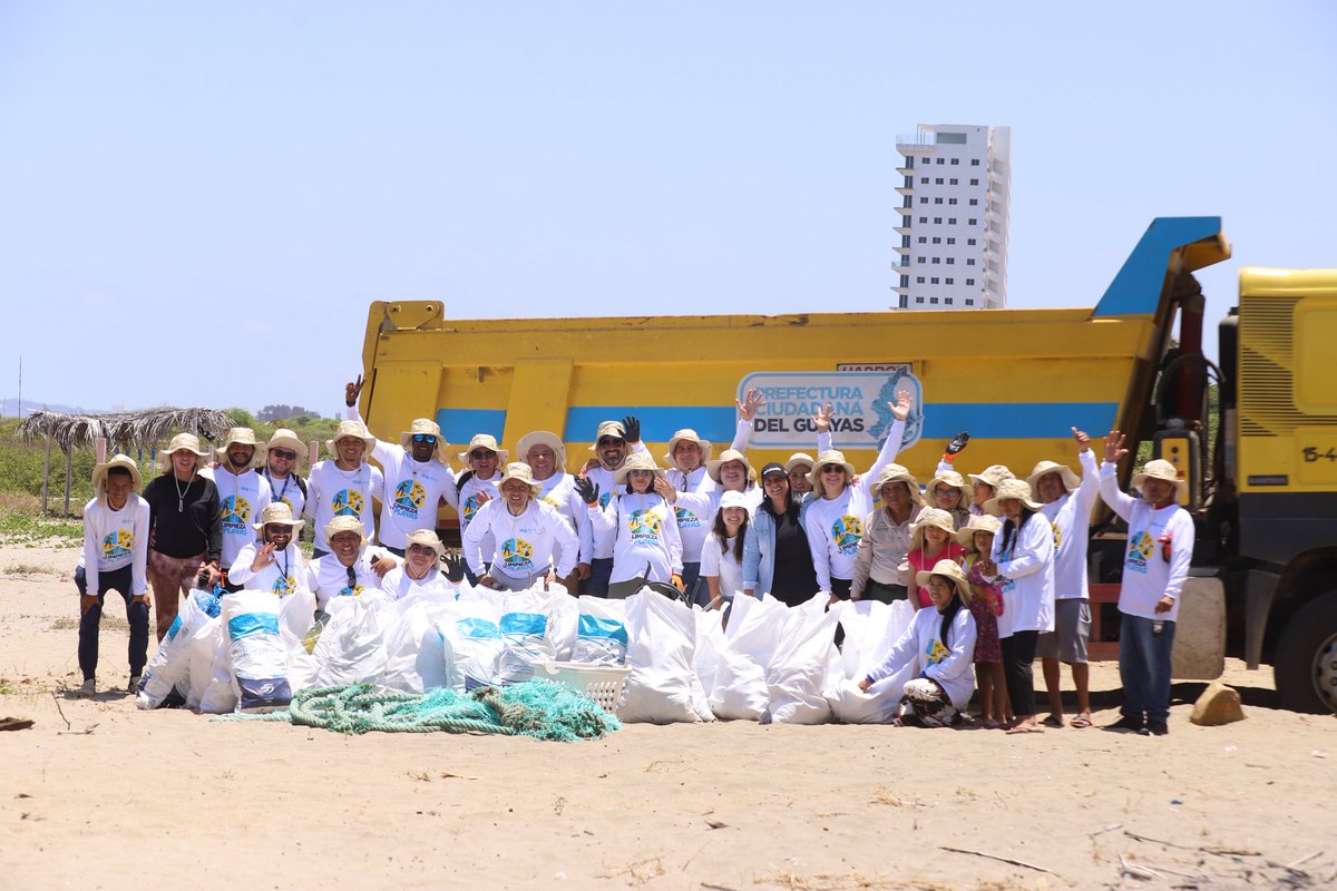 🌊🩵 Cuidar el mar es proteger nuestro futuro.
En equipo con la comunidad, la Armada y el Ministerio del Ambiente, realizamos una gran minga de limpieza en Playas, km 12 vía a Data.
El esfuerzo dio frutos: 48 sacos y cerca de 290 kg de desechos fueron retirados de nuestras